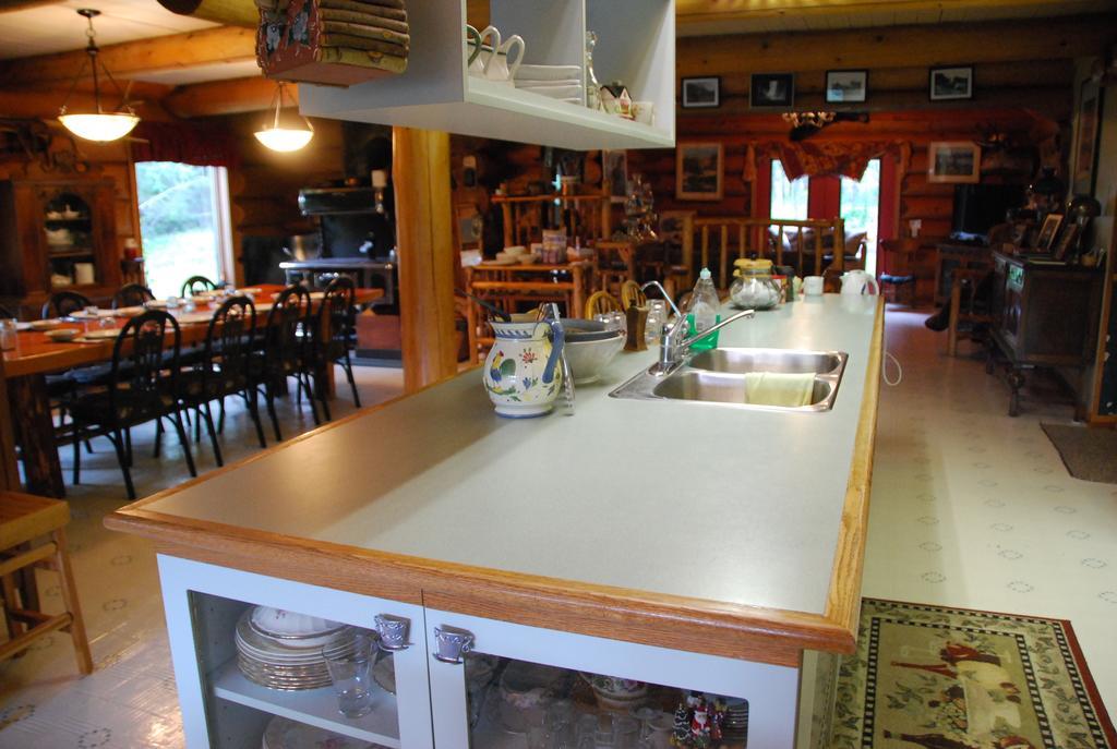 Kicking Horse Canyon Guest House Golden Zewnętrze zdjęcie